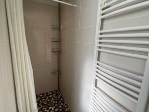 Bathroom - Downtown Studio with Mezzanine, Sleeps 4, 150m from Beach, 100m to Shops (Valras-Plage)