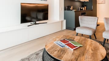 Penthouse | Woonruimte | Een flatscreentelevisie