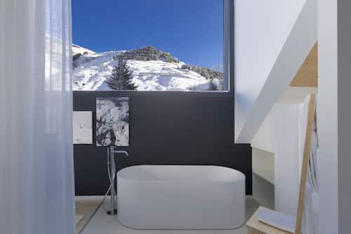 Family Suite | Bathroom | Free toiletries, hair dryer, slippers, towels