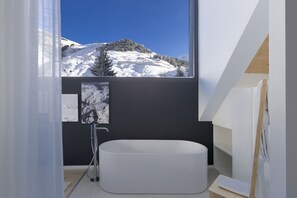 Family Suite | Bathroom | Free toiletries, hair dryer, slippers, towels - THE BASE (Andermatt)