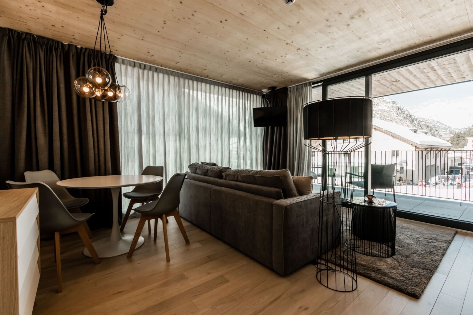 Deluxe Apartment | Living area | Flat-screen TV