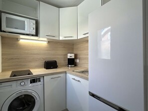 Kühlschrank, Mikrowelle, Herdplatte, Wasserkocher mit Kaffee-/Teezubehör