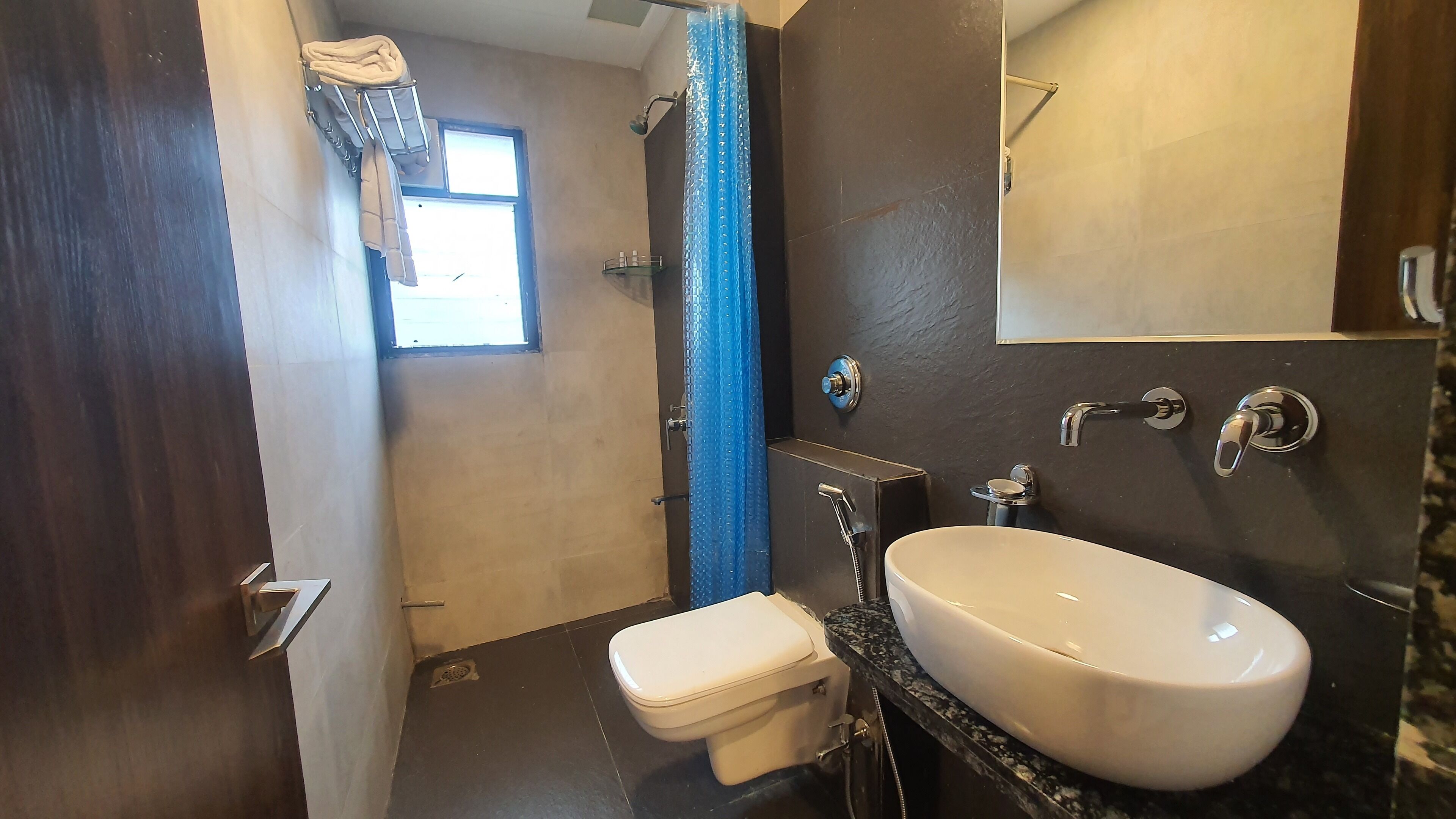 Deluxe Room | Bathroom | Shower, free toiletries, towels, soap