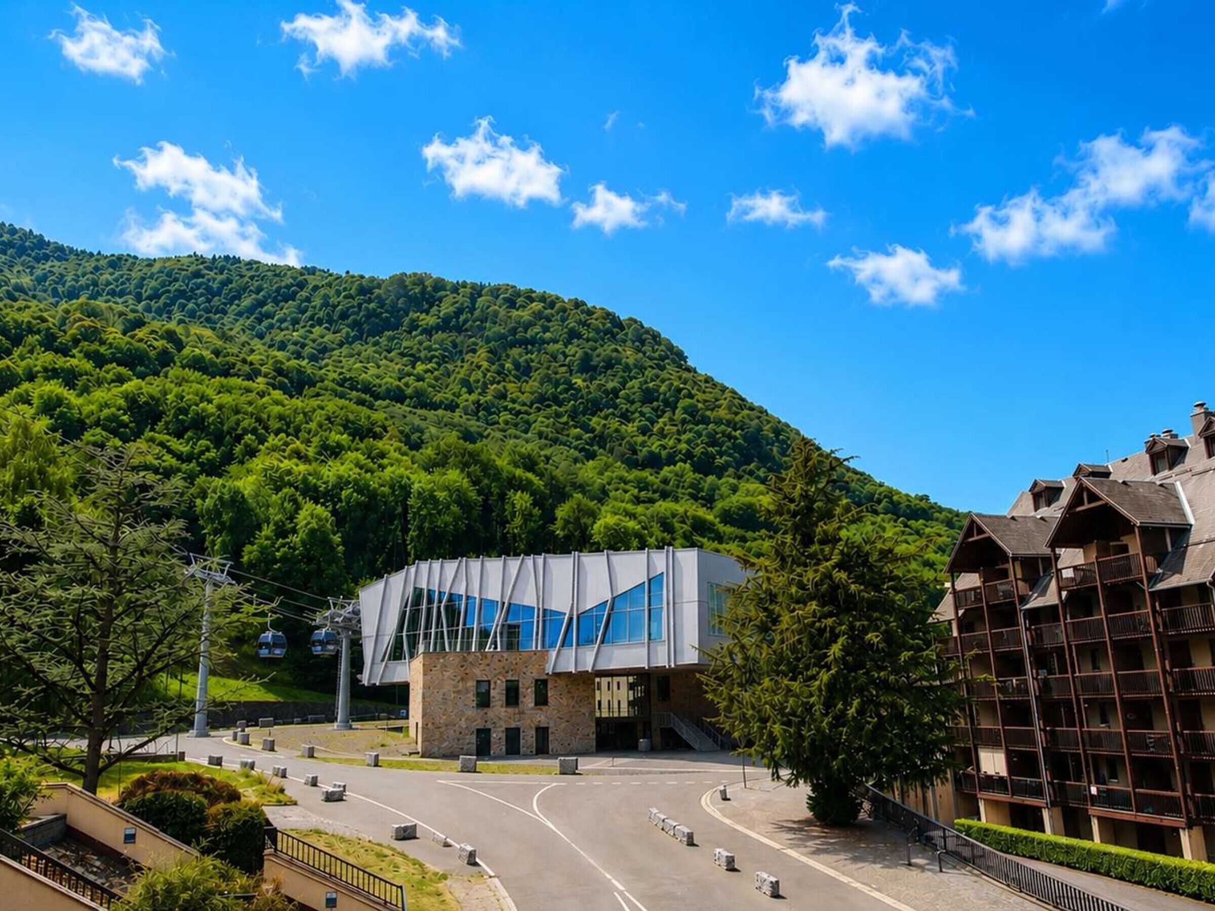 Un edificio moderno con una fachada geométrica distintiva, rodeado de colinas verdes exuberantes y un cielo azul despejado.