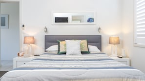 3 habitaciones, tabla de planchar con plancha y ropa de cama