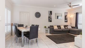 Een televisie en een dvd-speler