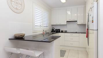 Een koelkast, een magnetron, een oven, een kookplaat