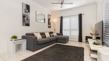 Een televisie en een dvd-speler