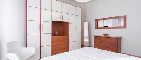 1 habitación, tabla de planchar con plancha, wifi y ropa de cama