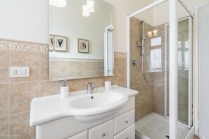 Douche, sèche-cheveux, bidet, serviettes fournies