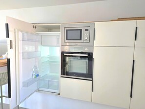 Jääkaappi, mikroaaltouuni, uuni, astianpesukone