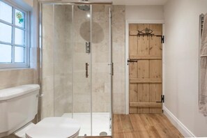 Regadera, amenidades de baño gratuitas, secadora de cabello, toallas