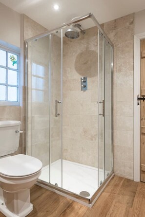 Suihku, ilmaiset hygieniatuotteet, hiustenkuivaaja, pyyhkeet