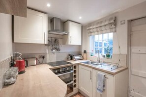 Fridge, oven, stovetop, dishwasher - Charming Georgian flint cottage (BURY ST. EDMUNDS)