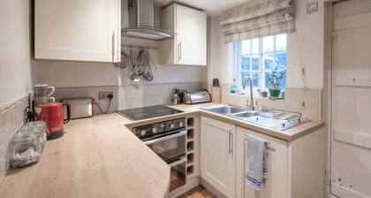 Charming Georgian flint cottage