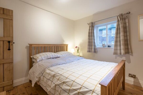 1 makuuhuone, työpöytä, äänieristys, silitysrauta/-lauta