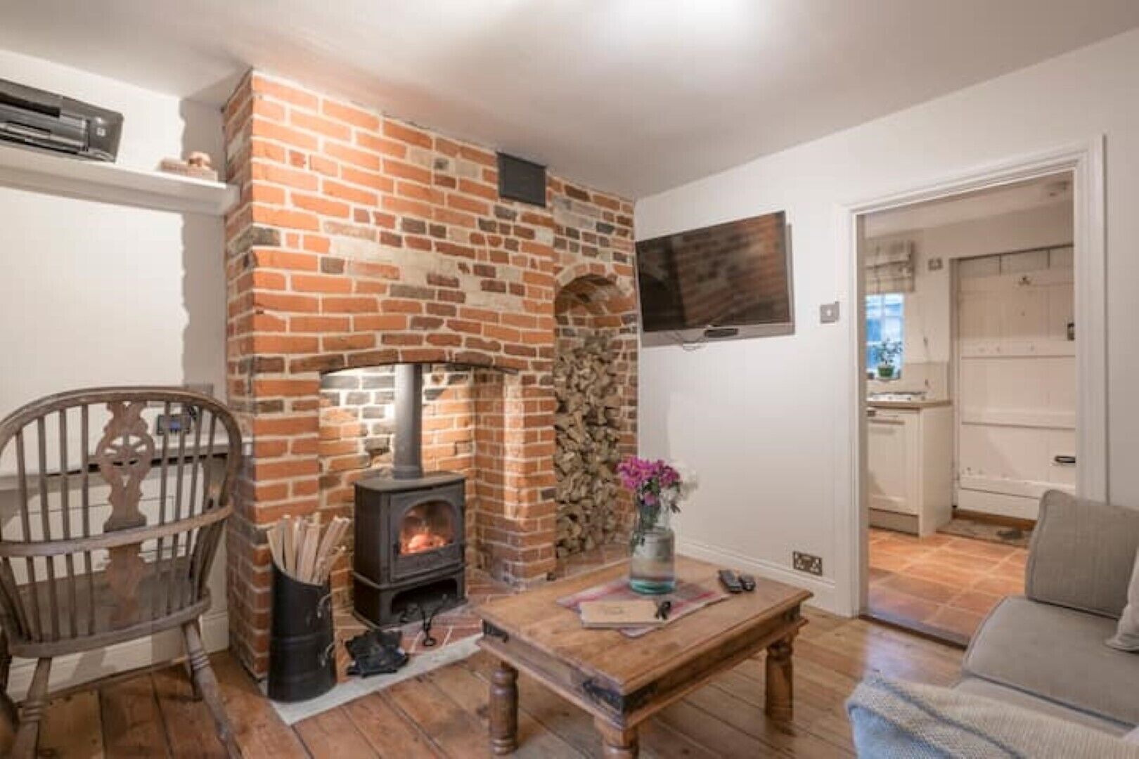Smart TV, fireplace