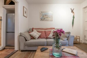 Smart TV, fireplace - Charming Georgian flint cottage (BURY ST. EDMUNDS)