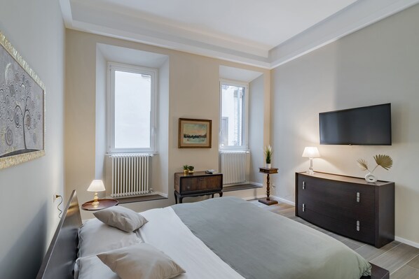 2 bedrooms, iron/ironing board, travel crib, free WiFi - New and elegant apartment in the center of Rome (Roma)