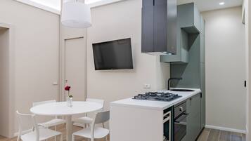 Frigorífico, microondas, horno y placa de cocina
