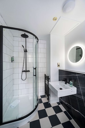 Shower, hair dryer, towels - Triple Room on Frederick St - Room 2 (2nd floor) (Edinburgh)