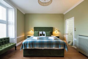 1 bedroom, iron/ironing board, WiFi, bed sheets - Deluxe Bedroom on Frederick Street -Room 3 (2nd floor) (Edinburgh)