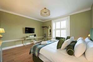 1 bedroom, iron/ironing board, WiFi, bed sheets - Deluxe Bedroom on Frederick Street -Room 3 (2nd floor) (Edinburgh)