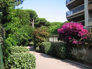 Property grounds - Modern 1-Bed with Terrace, WiFi, near Port, Airport, and Beach (Hyères)