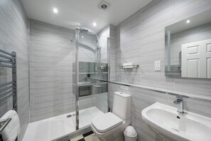 Shower, hair dryer, towels - Spacious Superking Room in City Centre - Room 8A (2nd floor) (Edinburgh)