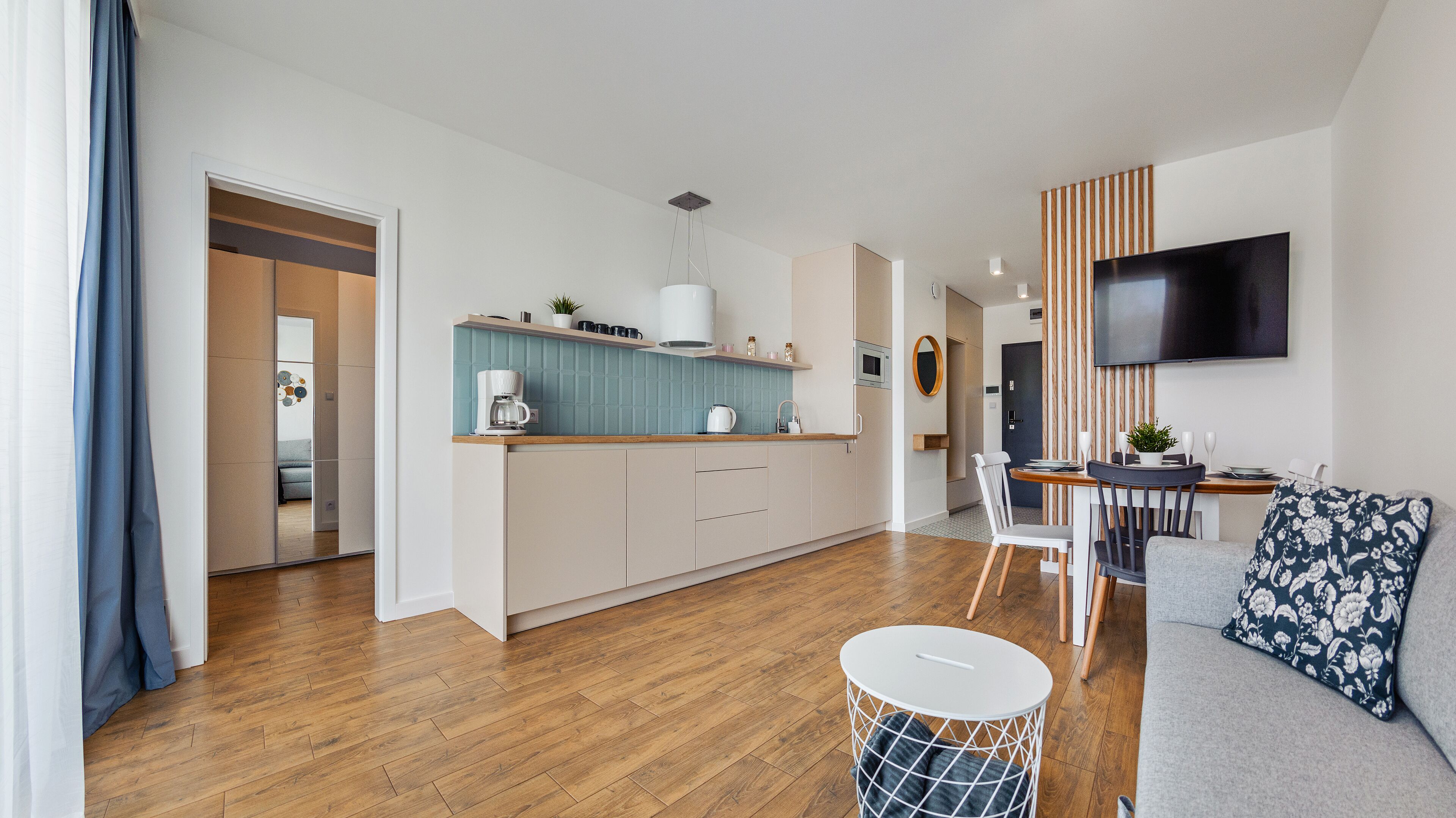 Eine moderne Wohnung mit Küche, Essbereich und Wohnzimmer.