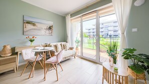 Studiosvit (8b/2 BohoBay) | Vardagsrum | Platt-tv och ett bordtennisbord