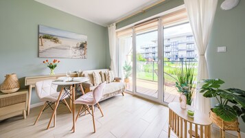 Studio Suite (8b/2 BohoBay) | Living area | Flat-screen TV, table tennis