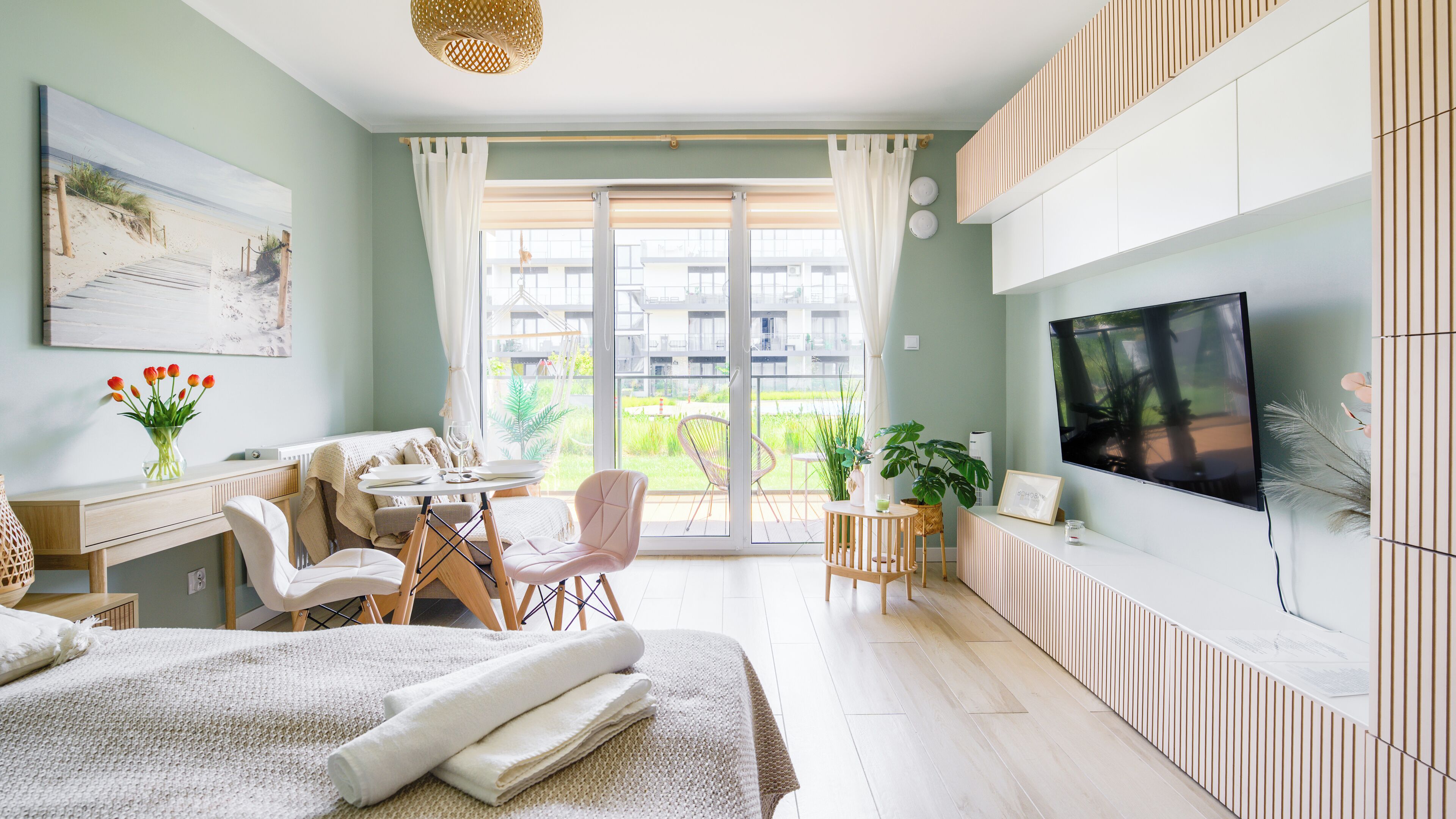 Studio Suite (8b/2 BohoBay) | Living area | Flat-screen TV, ping pong