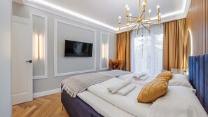 Apartment (4/35 Dream Port)