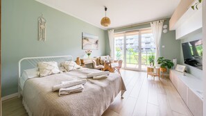 Studiosvit (8b/2 BohoBay) | Vardagsrum | Platt-tv och ett bordtennisbord