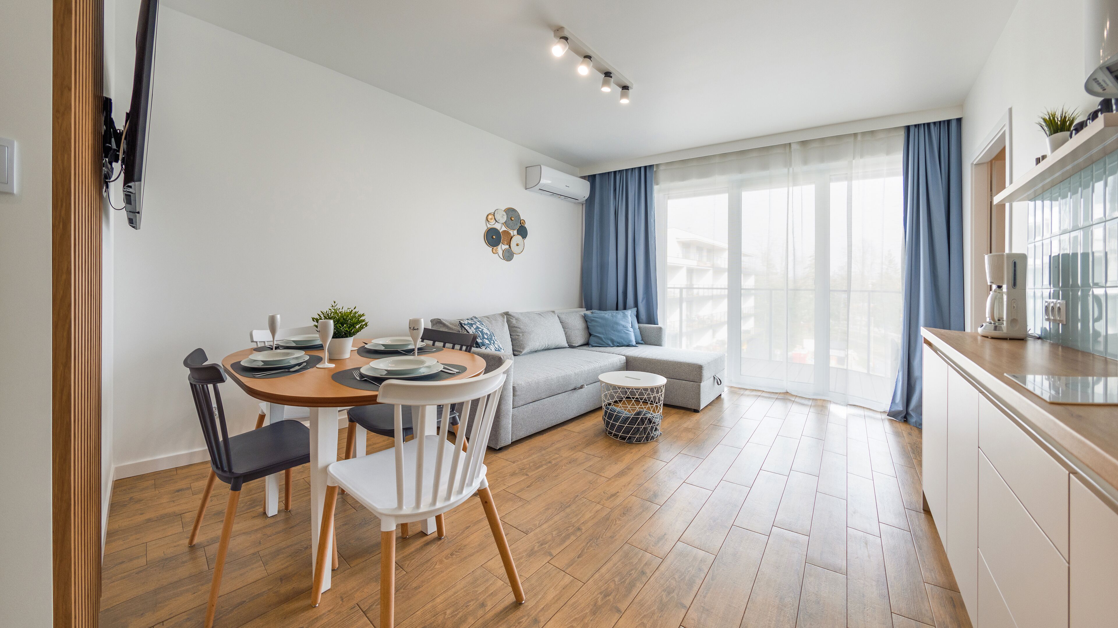 アパートメント (8/35 ŻURAW) | リビング エリア | 薄型テレビ、卓球台