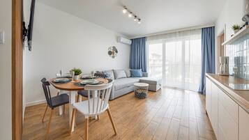 公寓 (8/35 ŻURAW) | 客廳 | 平面電視、乒乓球設施