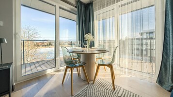 Apartamento (8B\/29 River & SPA Panorama) | Zona de estar | Una televisión de pantalla plana, una mesa de tenis de mesa
