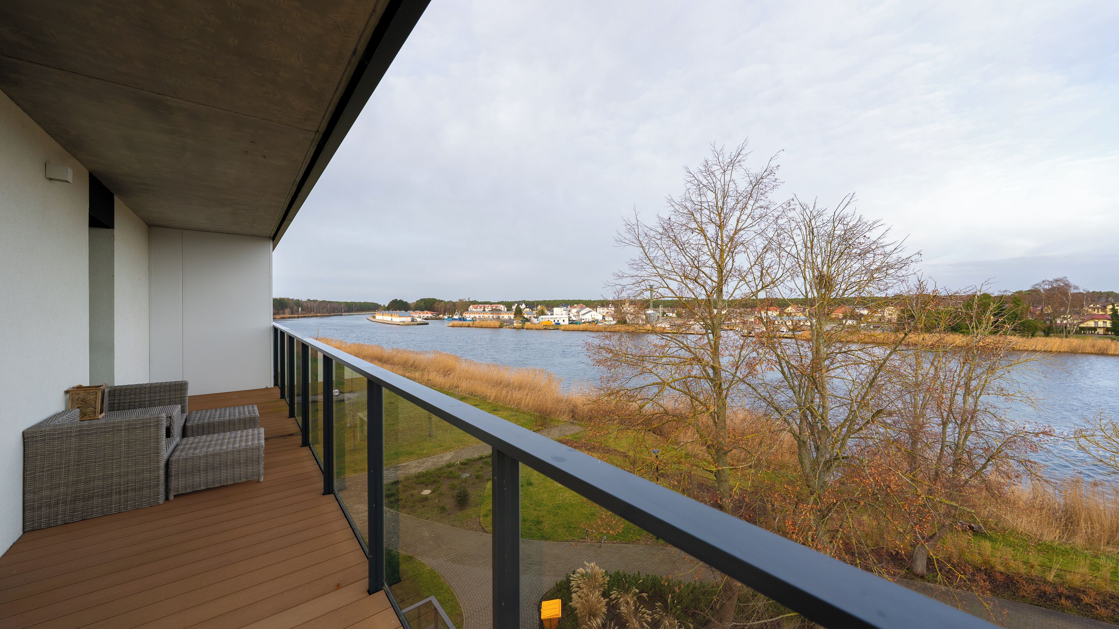 Een balkon met uitzicht op een rivier en een stad.