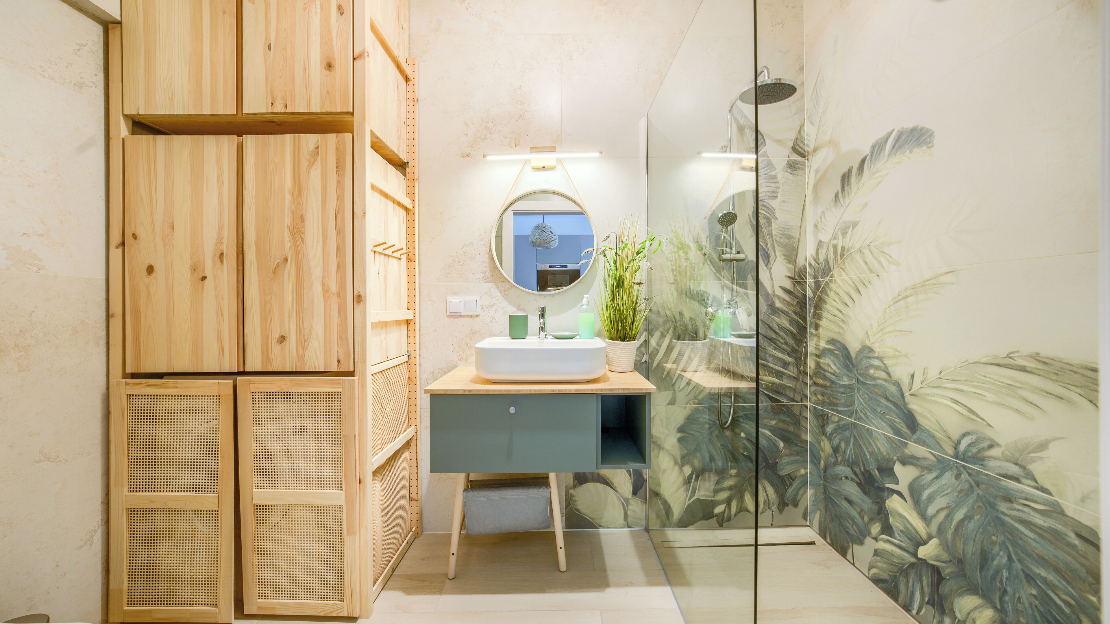 Studio Suite (8b/2 BohoBay) | Bathroom | Shower, hair dryer, towels