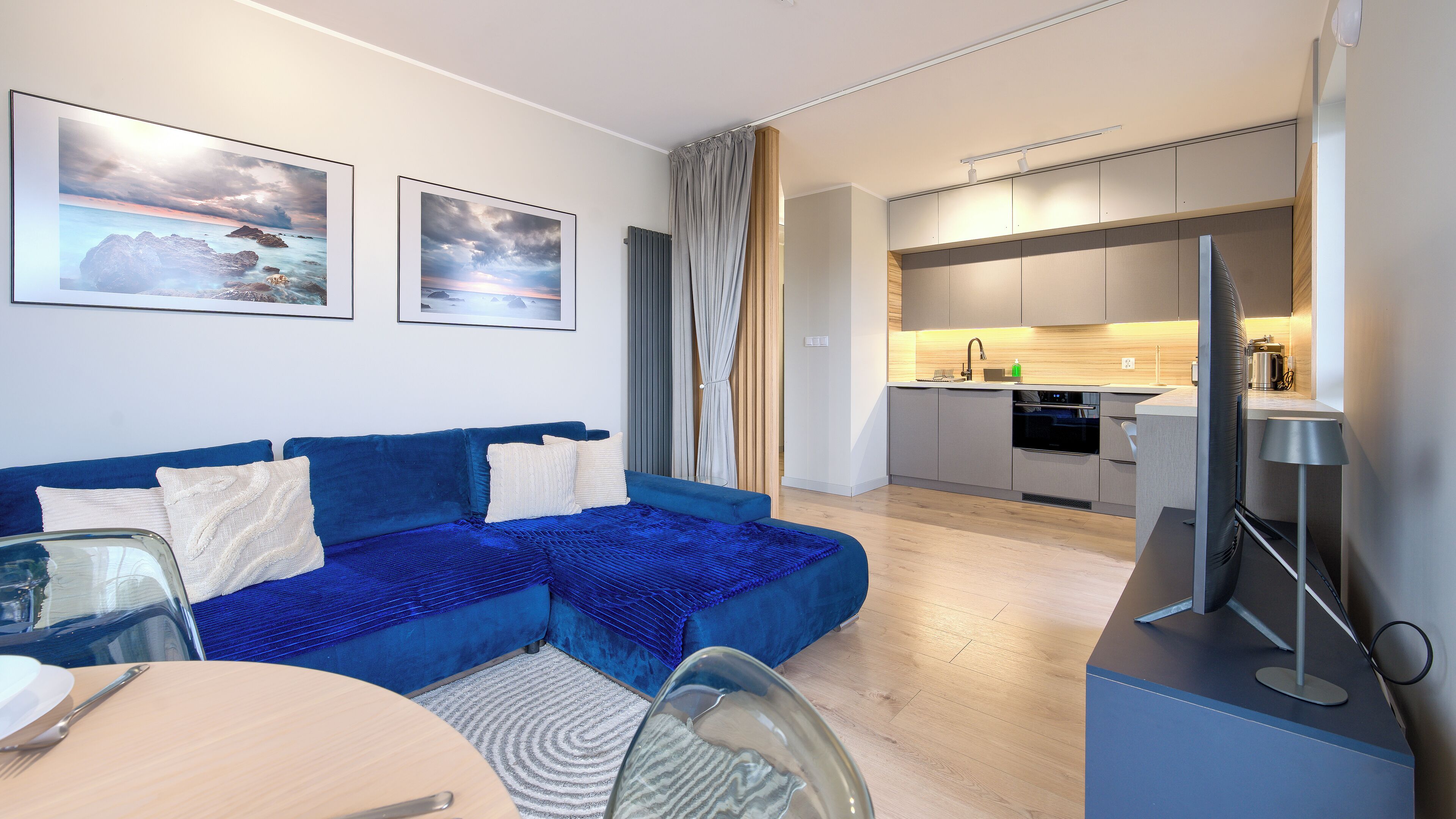 Appartement (8B/29 River & SPA) | Aire de séjour | Téléviseur à écran plat, table de ping-pong