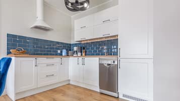 Refrigerador, placa de cocina, tetera/pava eléctrica