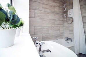 Bathroom - Keats Retreat by Tŷ SA (Newport)