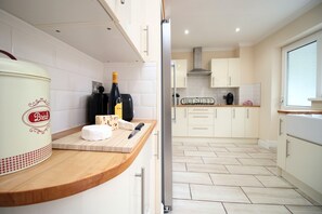 Fridge, oven, stovetop, toaster - Keats Retreat by Tŷ SA (Newport)