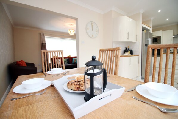 In-room dining - Keats Retreat by Tŷ SA (Newport)