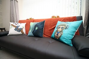 Living area - Keats Retreat by Tŷ SA (Newport)