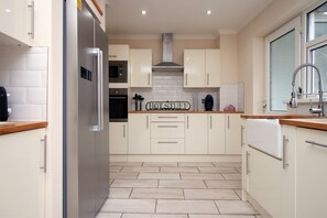 電冰箱、烤箱、爐台、烤麵包機