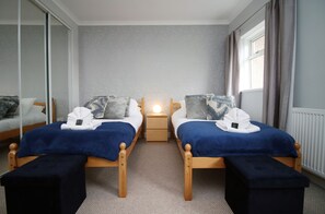 3 bedrooms, iron/ironing board, free WiFi - Keats Retreat by Tŷ SA (Newport)