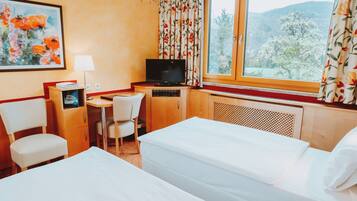 Double Room | In-room safe, desk, laptop workspace, blackout drapes