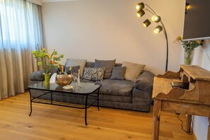 Safe på rommet, skrivebord og skrivebord for bærbar PC